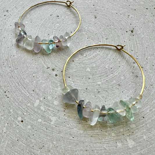 Fluorite Nugget Hoop Earrings, Transparant Gemstone Creole, Handmade Hammered Brass Jewelry