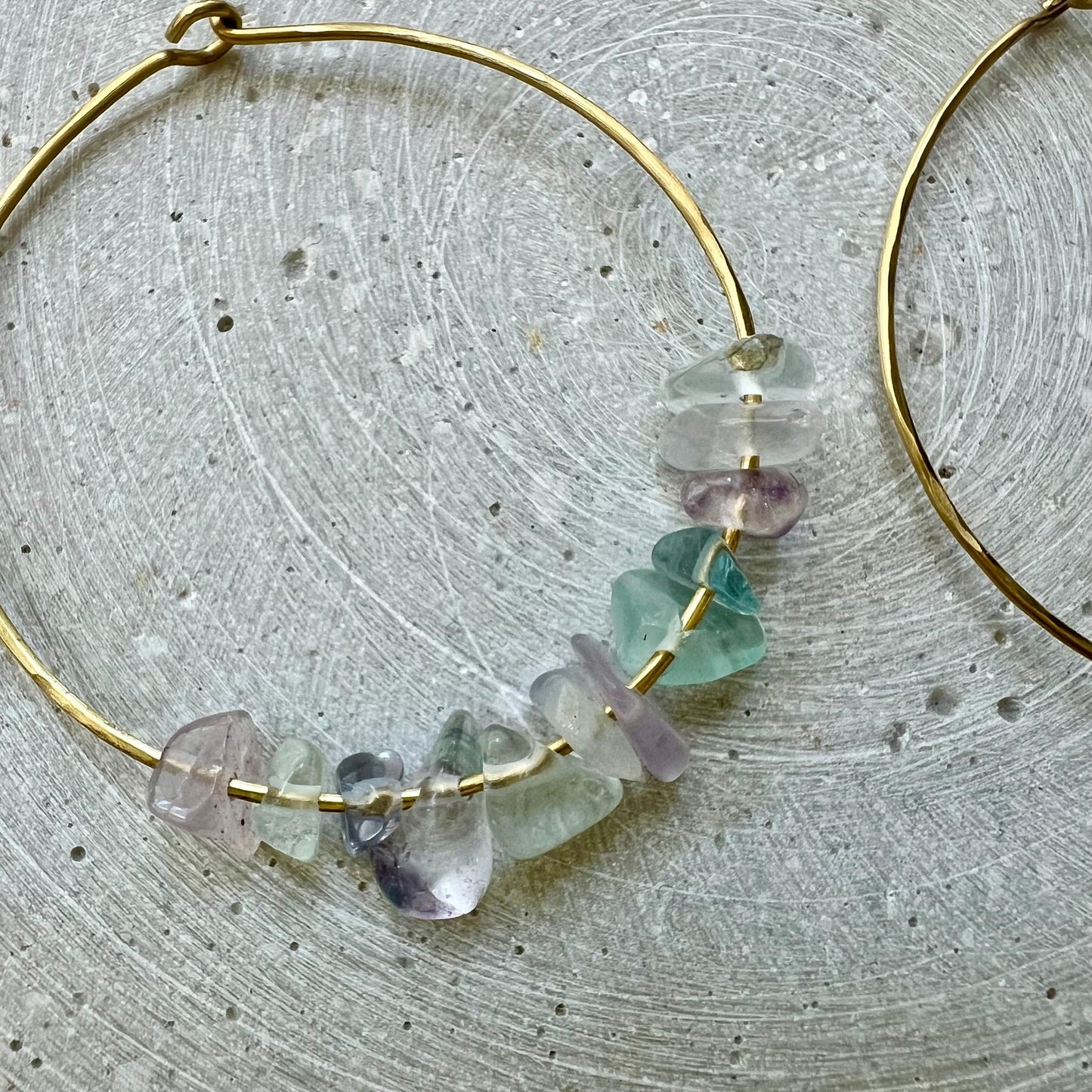 Fluorite Nugget Hoop Earrings, Transparant Gemstone Creole, Handmade Hammered Brass Jewelry