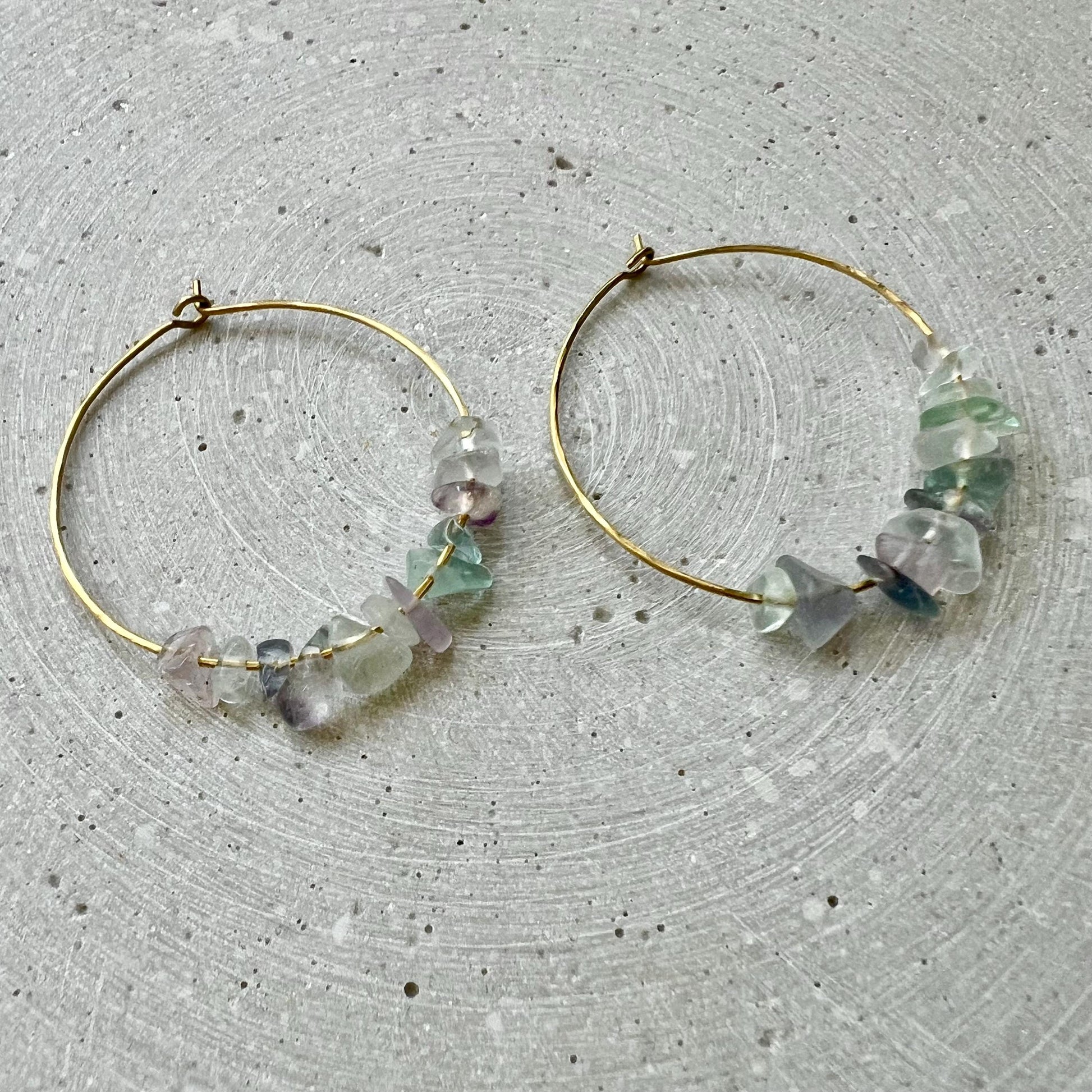 Fluorite Nugget Hoop Earrings, Transparant Gemstone Creole, Handmade Hammered Brass Jewelry